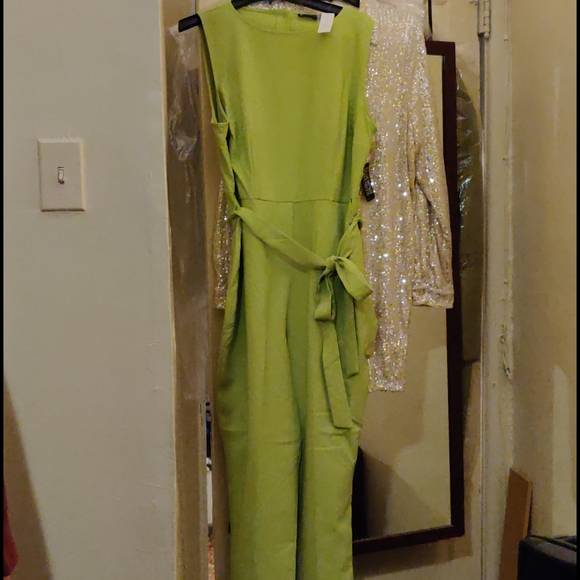 Button back jumpsuit - Picture 3 of 4